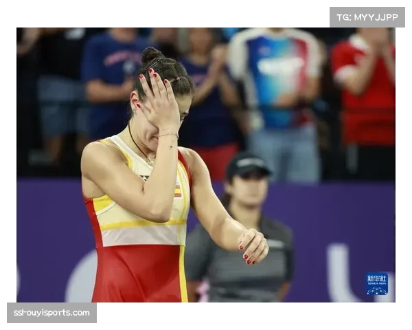 瑞士公开赛，国羽女单何冰娇因腰伤退赛，保送对手晋级。